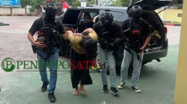 Salah satu terorisme jaringan Daulah Islamiyah yang diamankan oleh Densus 88 Mabes Polri (Foto: Agus S pendoposatu.id)