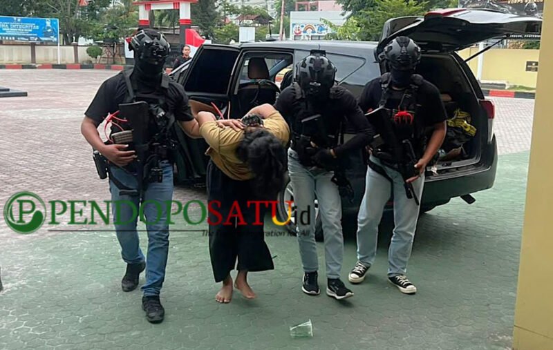 Salah satu terorisme jaringan Daulah Islamiyah yang diamankan oleh Densus 88 Mabes Polri (Foto: Agus S pendoposatu.id)