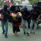 Salah satu terorisme jaringan Daulah Islamiyah yang diamankan oleh Densus 88 Mabes Polri (Foto: Agus S pendoposatu.id)