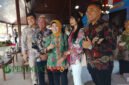 Deni Wijaya, CEO dari Sinar Papua foto bersama dengan veteran dan insan pers saat menghadiri acara HUT TNI ke-81 (Foto: Hanik pendoposatu.id)