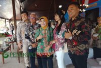Deni Wijaya, CEO dari Sinar Papua foto bersama dengan veteran dan insan pers saat menghadiri acara HUT TNI ke-81 (Foto: Hanik pendoposatu.id)