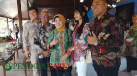 Deni Wijaya, CEO dari Sinar Papua foto bersama dengan veteran dan insan pers saat menghadiri acara HUT TNI ke-81 (Foto: Hanik pendoposatu.id)