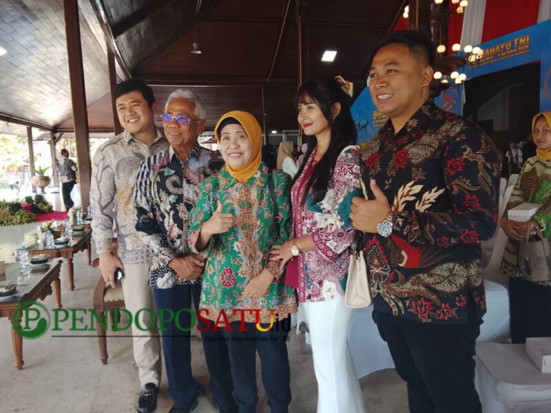 Deni Wijaya, CEO dari Sinar Papua foto bersama dengan veteran dan insan pers saat menghadiri acara HUT TNI ke-81 (Foto: Hanik pendoposatu.id)