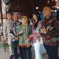 Deni Wijaya, CEO dari Sinar Papua foto bersama dengan veteran dan insan pers saat menghadiri acara HUT TNI ke-81 (Foto: Hanik pendoposatu.id)