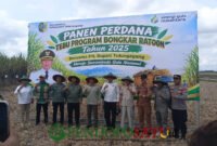 Plt. Bupati Tulungagung, Ahmad Baharudin bersama stakeholder saat panen tebu perdana program bongkar ratoon (Foto: Hanik pendoposatu.id)