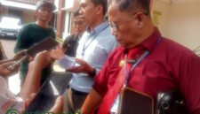 Tim kuasa hukum penggugat saat diwawancarai oleh awak media di Pengadilan Negeri Pasuruan (Foto: Abdullah pendoposatu.id)