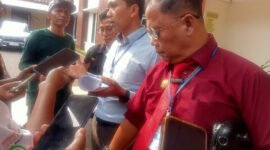 Tim kuasa hukum penggugat saat diwawancarai oleh awak media di Pengadilan Negeri Pasuruan (Foto: Abdullah pendoposatu.id)