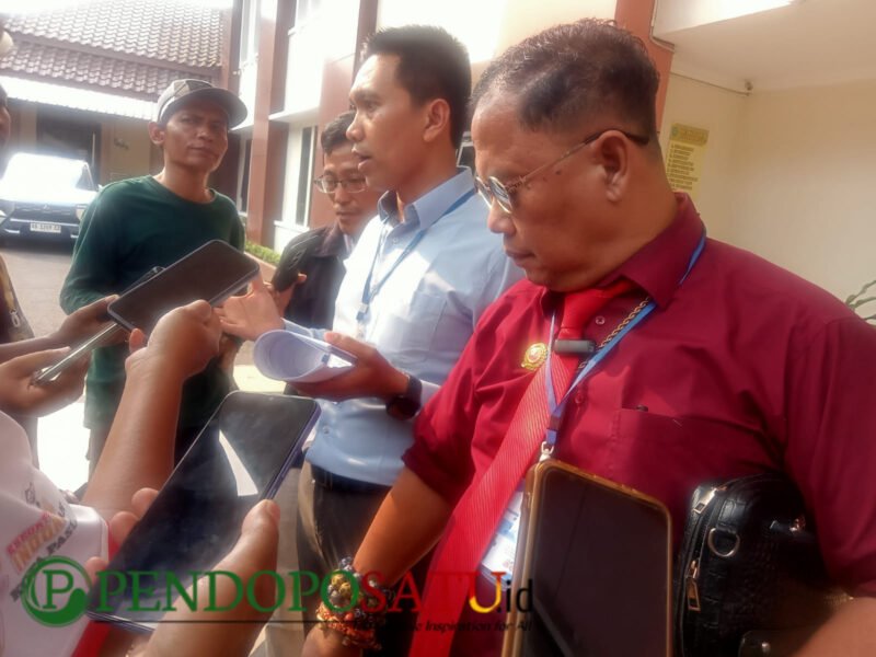 Tim kuasa hukum penggugat saat diwawancarai oleh awak media di Pengadilan Negeri Pasuruan (Foto: Abdullah pendoposatu.id)