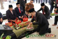 Kepala Bakorwil III Malang, Asep Kusdinar memimpin agenda acara ziarah dan tabur bunga di makam Wagub alm.Abdul Hamid Mahmud (Foto: bgs pendoposatu.id)
