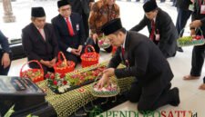 Kepala Bakorwil III Malang, Asep Kusdinar memimpin agenda acara ziarah dan tabur bunga di makam Wagub alm.Abdul Hamid Mahmud (Foto: bgs pendoposatu.id)