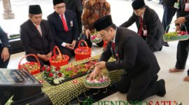 Kepala Bakorwil III Malang, Asep Kusdinar memimpin agenda acara ziarah dan tabur bunga di makam Wagub alm.Abdul Hamid Mahmud (Foto: bgs pendoposatu.id)