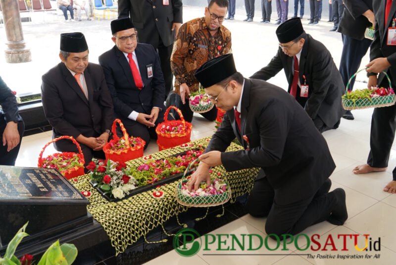 Kepala Bakorwil III Malang, Asep Kusdinar memimpin agenda acara ziarah dan tabur bunga di makam Wagub alm.Abdul Hamid Mahmud (Foto: bgs pendoposatu.id)