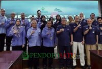 Jajaran Direksi Perumda Tirta Kanjuruhan berfoto dengan Direksi Jasa Tirta I (Foto: bgs pendoposatu.id)