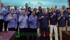 Jajaran Direksi Perumda Tirta Kanjuruhan berfoto dengan Direksi Jasa Tirta I (Foto: bgs pendoposatu.id)
