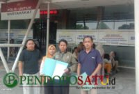 Bupati Lira Pasuruan, Muslimin dan Kuasa Hukum, Heri Siswanto, S.H, M.H (kanan) saat mendampingi korban pelaporan ke Polres Pasuruan (Foto: Abdullah pendoposatu.id)