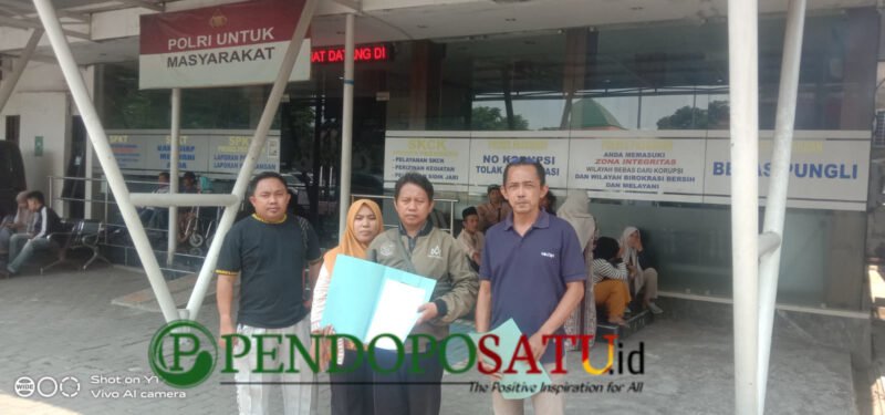 Bupati Lira Pasuruan, Muslimin dan Kuasa Hukum, Heri Siswanto, S.H, M.H (kanan) saat mendampingi korban pelaporan ke Polres Pasuruan (Foto: Abdullah pendoposatu.id)