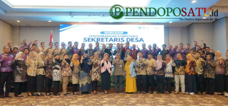 Asep Kusdinar foto bersama dengan peserta workshop Pengembangan Kompetensi Sekretaris Desa se-Jatim Angkatan IV Tahun 2026 (Foto: bgs pendoposatu.id)