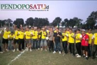 CEO Sinar Papua, Deni Wijaya foto bersama dengan Muspika dan pemenang turnamen sepak bola dari Desa Pulosari (Foto: Hanik pendoposatu.id)
