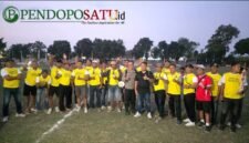 CEO Sinar Papua, Deni Wijaya foto bersama dengan Muspika dan pemenang turnamen sepak bola dari Desa Pulosari (Foto: Hanik pendoposatu.id)