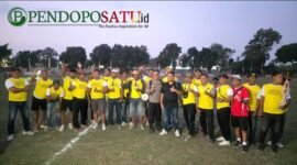 CEO Sinar Papua, Deni Wijaya foto bersama dengan Muspika dan pemenang turnamen sepak bola dari Desa Pulosari (Foto: Hanik pendoposatu.id)