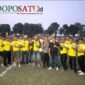 CEO Sinar Papua, Deni Wijaya foto bersama dengan Muspika dan pemenang turnamen sepak bola dari Desa Pulosari (Foto: Hanik pendoposatu.id)