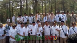 Anggota kader Gerindra saat tanam seribu pohon sebagai simbolis di Purwodadi (Foto: Abdullah pendoposatu.id)