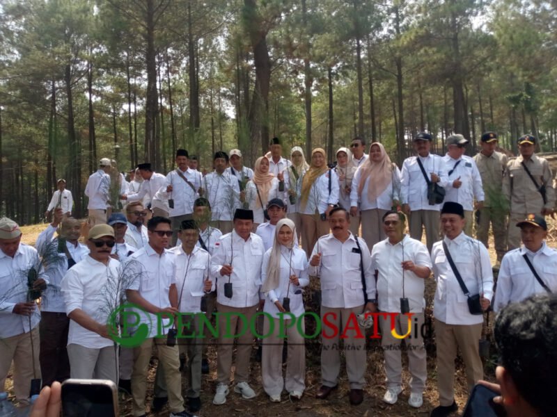 Anggota kader Gerindra saat tanam seribu pohon sebagai simbolis di Purwodadi (Foto: Abdullah pendoposatu.id)