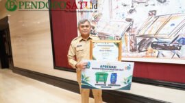 Kepala Bakorwil Malang, Asep Kusdinar saat menerima piagam penghargaan di The Trans Luxury Hotel Surabaya (Foto: bgs pendoposatu.id)