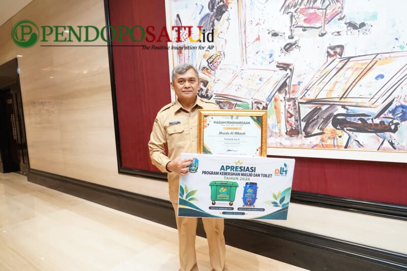 Kepala Bakorwil Malang, Asep Kusdinar saat menerima piagam penghargaan di The Trans Luxury Hotel Surabaya (Foto: bgs pendoposatu.id)