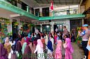 Kapolsek Muncar, Kompol Suhartanto bersama jajarannya saat mengadakan kegiatan 'Polisi Sahabat Anak' di TK Nurul Huda (Foto: Boby pendoposatu.id)