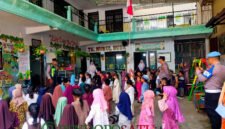 Kapolsek Muncar, Kompol Suhartanto bersama jajarannya saat mengadakan kegiatan 'Polisi Sahabat Anak' di TK Nurul Huda (Foto: Boby pendoposatu.id)
