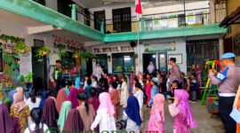 Kapolsek Muncar, Kompol Suhartanto bersama jajarannya saat mengadakan kegiatan 'Polisi Sahabat Anak' di TK Nurul Huda (Foto: Boby pendoposatu.id)