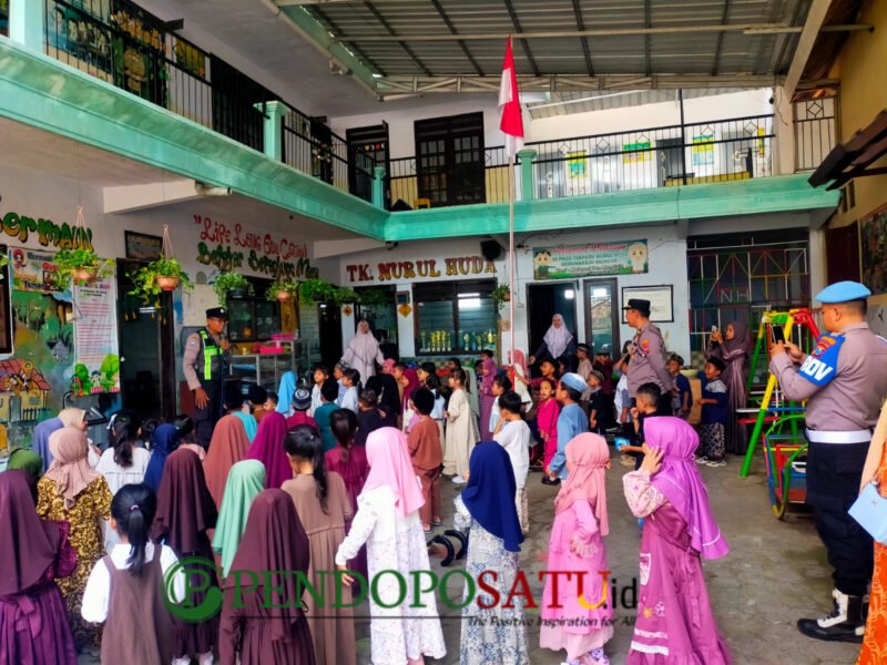 Kapolsek Muncar, Kompol Suhartanto bersama jajarannya saat mengadakan kegiatan 'Polisi Sahabat Anak' di TK Nurul Huda (Foto: Boby pendoposatu.id)