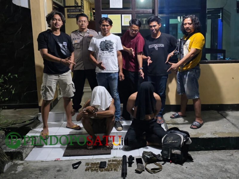 Tim gabungan Polsek Tegaldlimo dan Polresta Banyuwangi saat mengamankan dua terduga pelaku perburuan liar di TNAP (Foto: Boby pendoposatu.id)