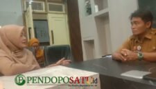 Dinas Pendidikan kabupaten Malang yang diwakili Gusni Ariansyah, S.M., M.M selaku Kepala Sub Bagian Umum dan Kepegawaian saat menerima laporan dari orang tua siswa dari SDN Kademangan 3 (Foto: bgs pendoposatu.id)