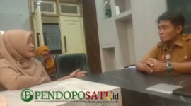 Dinas Pendidikan kabupaten Malang yang diwakili Gusni Ariansyah, S.M., M.M selaku Kepala Sub Bagian Umum dan Kepegawaian saat menerima laporan dari orang tua siswa dari SDN Kademangan 3 (Foto: bgs pendoposatu.id)