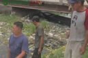 Warga Kedungringin Forum DAS Wrati saat turun ke sungai sambil marah (Foto: Abdulah pendoposatu.id)