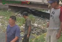 Warga Kedungringin Forum DAS Wrati saat turun ke sungai sambil marah (Foto: Abdulah pendoposatu.id)