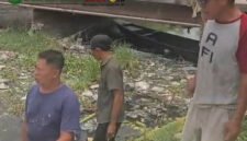 Warga Kedungringin Forum DAS Wrati saat turun ke sungai sambil marah (Foto: Abdulah pendoposatu.id)