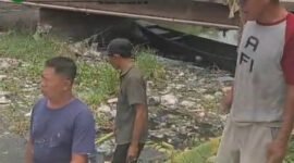 Warga Kedungringin Forum DAS Wrati saat turun ke sungai sambil marah (Foto: Abdulah pendoposatu.id)