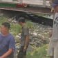 Warga Kedungringin Forum DAS Wrati saat turun ke sungai sambil marah (Foto: Abdulah pendoposatu.id)