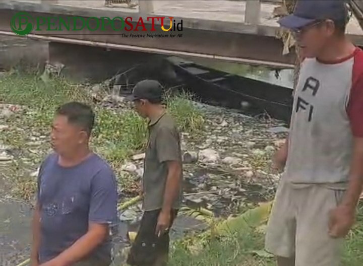 Warga Kedungringin Forum DAS Wrati saat turun ke sungai sambil marah (Foto: Abdulah pendoposatu.id)