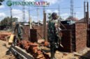 Satgas TMMD kodim 0807 Tulungagung bersama warga gotong royong membangun MCK (Foto: Hanik pendoposatu.id)