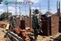 Satgas TMMD kodim 0807 Tulungagung bersama warga gotong royong membangun MCK (Foto: Hanik pendoposatu.id)