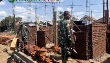 Satgas TMMD kodim 0807 Tulungagung bersama warga gotong royong membangun MCK (Foto: Hanik pendoposatu.id)