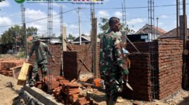 Satgas TMMD kodim 0807 Tulungagung bersama warga gotong royong membangun MCK (Foto: Hanik pendoposatu.id)