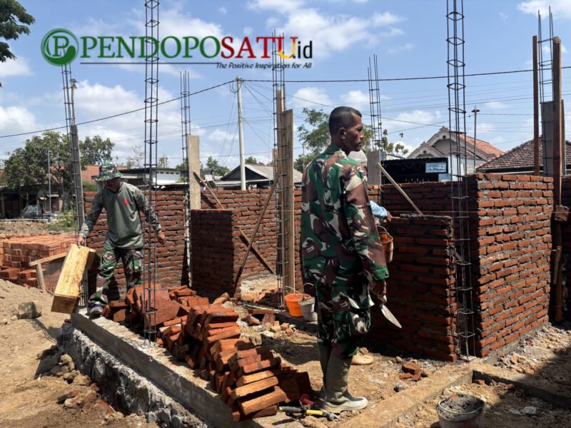 Satgas TMMD kodim 0807 Tulungagung bersama warga gotong royong membangun MCK (Foto: Hanik pendoposatu.id)