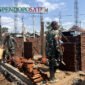 Satgas TMMD kodim 0807 Tulungagung bersama warga gotong royong membangun MCK (Foto: Hanik pendoposatu.id)