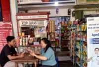 Pelaku UMKM di Pasar Legi Kota Blitar, Nofiliya, merasakan manfaat menjadi agen BRILink (Foto: Nadia pendoposatu.id)