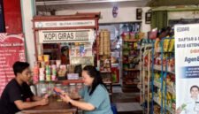 Pelaku UMKM di Pasar Legi Kota Blitar, Nofiliya, merasakan manfaat menjadi agen BRILink (Foto: Nadia pendoposatu.id)